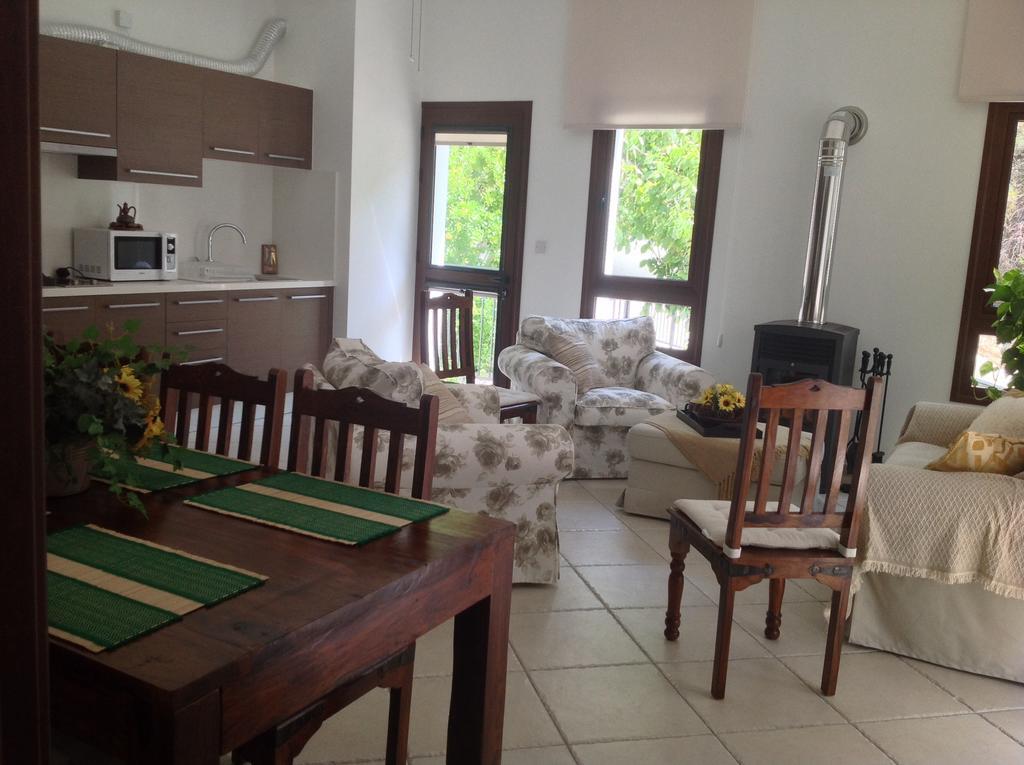 Ta Spitakia Tis Theodosias Apartment Калопанайотис Екстериор снимка